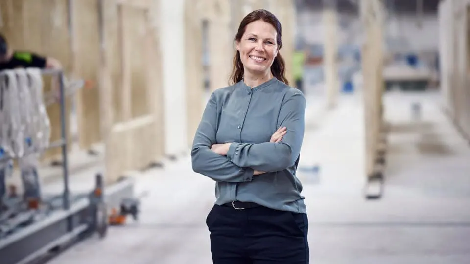 Porträtt på hustillverkaren Eksjöhus vd Frida Scherdén i en husfabrik